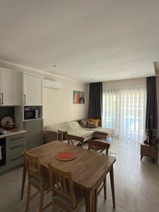 Kuchyň nebo kuchyňský kout v ubytování cosy flat, 150m to the sea