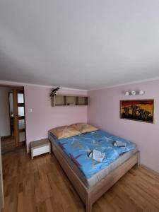 Ένα ή περισσότερα κρεβάτια σε δωμάτιο στο Apartament Osiedle Panorama 1 7