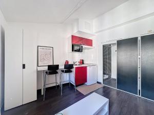 Η κουζίνα ή μικρή κουζίνα στο Le Studio Méditerranéen, charmant, secteur gare