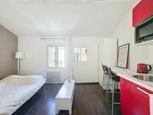 Ένα ή περισσότερα κρεβάτια σε δωμάτιο στο Le Studio Méditerranéen, charmant, secteur gare