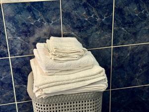 - une pile de serviettes dans un panier de salle de bains dans l'établissement The Fig Tree Apartment, à Aglantzia 23 autres photos