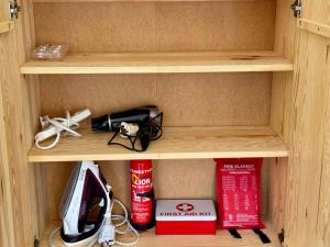 une étagère en bois avec une télévision et des livres dans l'établissement The Fig Tree Apartment, à Aglantzia