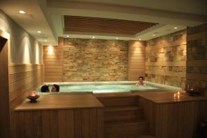 Family Hotel Delta في أوجنيانوفو: شخصين في حوض جاكوزي في غرفة