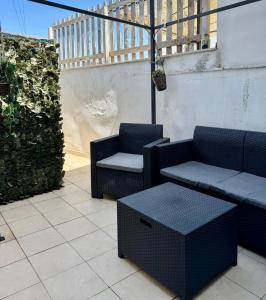 un patio con due sedie e un tavolo di Dimora Emilù a Bari