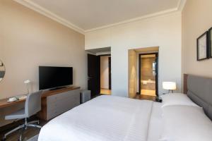 Letto o letti in una camera di Marriott Executive Apartments Doha, Le Mirage City Walk