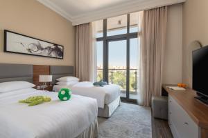 Letto o letti in una camera di Marriott Executive Apartments Doha, Le Mirage City Walk