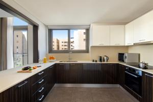 Cucina o angolo cottura di Marriott Executive Apartments Doha, Le Mirage City Walk