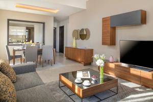 TV o dispositivi per l'intrattenimento presso Marriott Executive Apartments Doha, Le Mirage City Walk