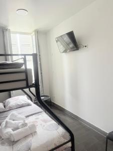 1 dormitorio con litera y luz en Faculte Hotel, en Marsella