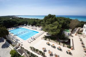 z góry widok na ośrodek z basenem i ocean w obiekcie Ecoresort Le Sirene - Caroli Hotels w mieście Gallipoli