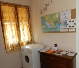 a laundry room with a washing machine and a counter at Nonna Arde in Beverino