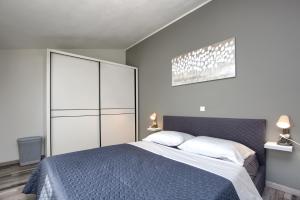 Ένα ή περισσότερα κρεβάτια σε δωμάτιο στο House Loborika 2227 +41 φωτογραφίες
