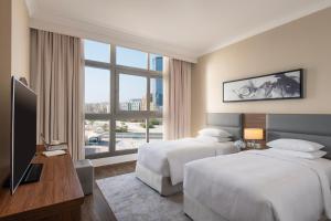 Letto o letti in una camera di Marriott Executive Apartments Doha, Le Mirage City Walk