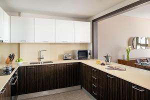 Cucina o angolo cottura di Marriott Executive Apartments Doha, Le Mirage City Walk