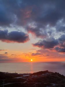 una puesta de sol sobre el océano con el sol en el cielo en Toros Villa 37, en Kargicak