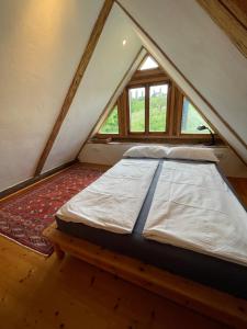 Postel nebo postele na pokoji v ubytování Ferienhaus Kellerstöckl Dorrer Riegersburg mit Schwimmteich