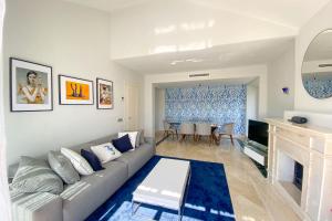 Μια τηλεόραση ή/και κέντρο ψυχαγωγίας στο Ribera del Dragoncillo Sotogrande Marina