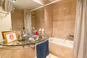 Ένα μπάνιο στο Ribera del Dragoncillo Sotogrande Marina +13 φωτογραφίες