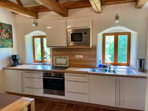 Kuchyň nebo kuchyňský kout v ubytování Ferienhaus Kellerstöckl Dorrer Riegersburg mit Schwimmteich