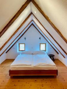 Postel nebo postele na pokoji v ubytování Ferienhaus Kellerstöckl Dorrer Riegersburg mit Schwimmteich