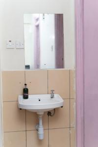 Ένα μπάνιο στο South B Nest Suites