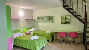 una camera ospedaliera con due letti e una scala di IL Balcone su Napoli Antica a Napoli