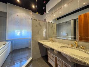 a bathroom with two sinks and a large mirror at Casa Terra Holiday in Padenghe sul Garda +114 photos