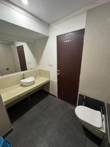 Koupelna v ubytování Santu GSM an Eco Resort + 10 fotografií