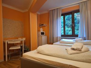 Giường trong phòng chung tại 2-Rent Group Hostel Rooms AUB162 +271 ảnh