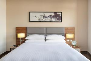 Letto o letti in una camera di Marriott Executive Apartments Doha, Le Mirage City Walk