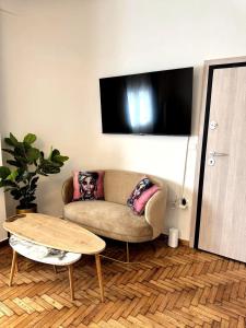 Televisyen dan/atau pusat hiburan di Athenian Stay Chara's 2 Apartment