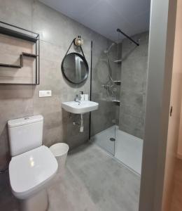 un bagno con wc, lavandino e doccia di Plaza de España a La Carlota