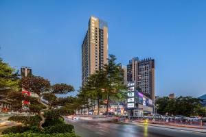 深圳中濠国际酒店的一座高楼林立的城市和一条树木繁茂的街道