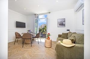 TV a/nebo společenská místnost v ubytování SERRES - Somptueux 2 pièces - Frontière Monaco - Vue Mer