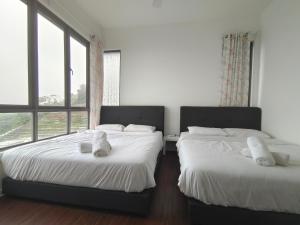 two beds in a room with two windows at Palas Horizon Kea Farm 2-9 pax 180 View Cameron in Brinchang +55 photos