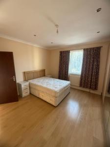 Postel nebo postele na pokoji v ubytování Harrow Inn Rooms