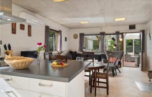 Χώρος καθιστικού στο Gorgeous Home In Ålbæk With Wifi