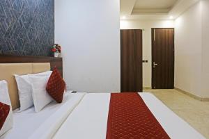 Postel nebo postele na pokoji v ubytování Hotel ECG Grand Inn-Near Delhi Airport