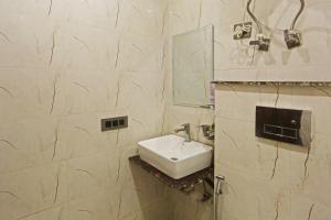Koupelna v ubytování Hotel ECG Grand Inn-Near Delhi Airport + 37 fotografií