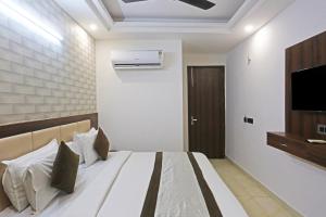 Postel nebo postele na pokoji v ubytování Hotel ECG Grand Inn-Near Delhi Airport