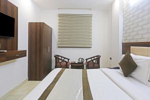 Postel nebo postele na pokoji v ubytování Hotel ECG Grand Inn-Near Delhi Airport