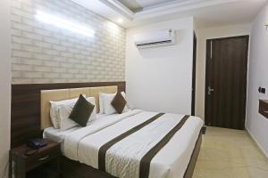 Postel nebo postele na pokoji v ubytování Hotel ECG Grand Inn-Near Delhi Airport