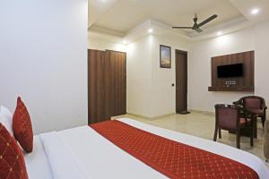 Postel nebo postele na pokoji v ubytování Hotel ECG Grand Inn-Near Delhi Airport