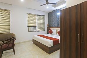 Postel nebo postele na pokoji v ubytování Hotel ECG Grand Inn-Near Delhi Airport