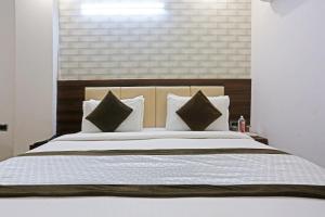Postel nebo postele na pokoji v ubytování Hotel ECG Grand Inn-Near Delhi Airport
