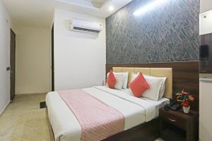 Postel nebo postele na pokoji v ubytování Hotel ECG Grand Inn-Near Delhi Airport