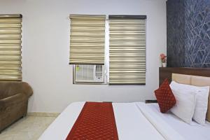 Postel nebo postele na pokoji v ubytování Hotel ECG Grand Inn-Near Delhi Airport