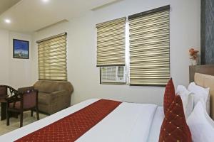 Postel nebo postele na pokoji v ubytování Hotel ECG Grand Inn-Near Delhi Airport