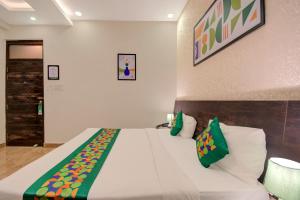 Treebo Riddhi Paradise - 15 mins from Airport房間的床