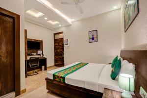 Treebo Riddhi Paradise - 15 mins from Airport電視和／或娛樂中心